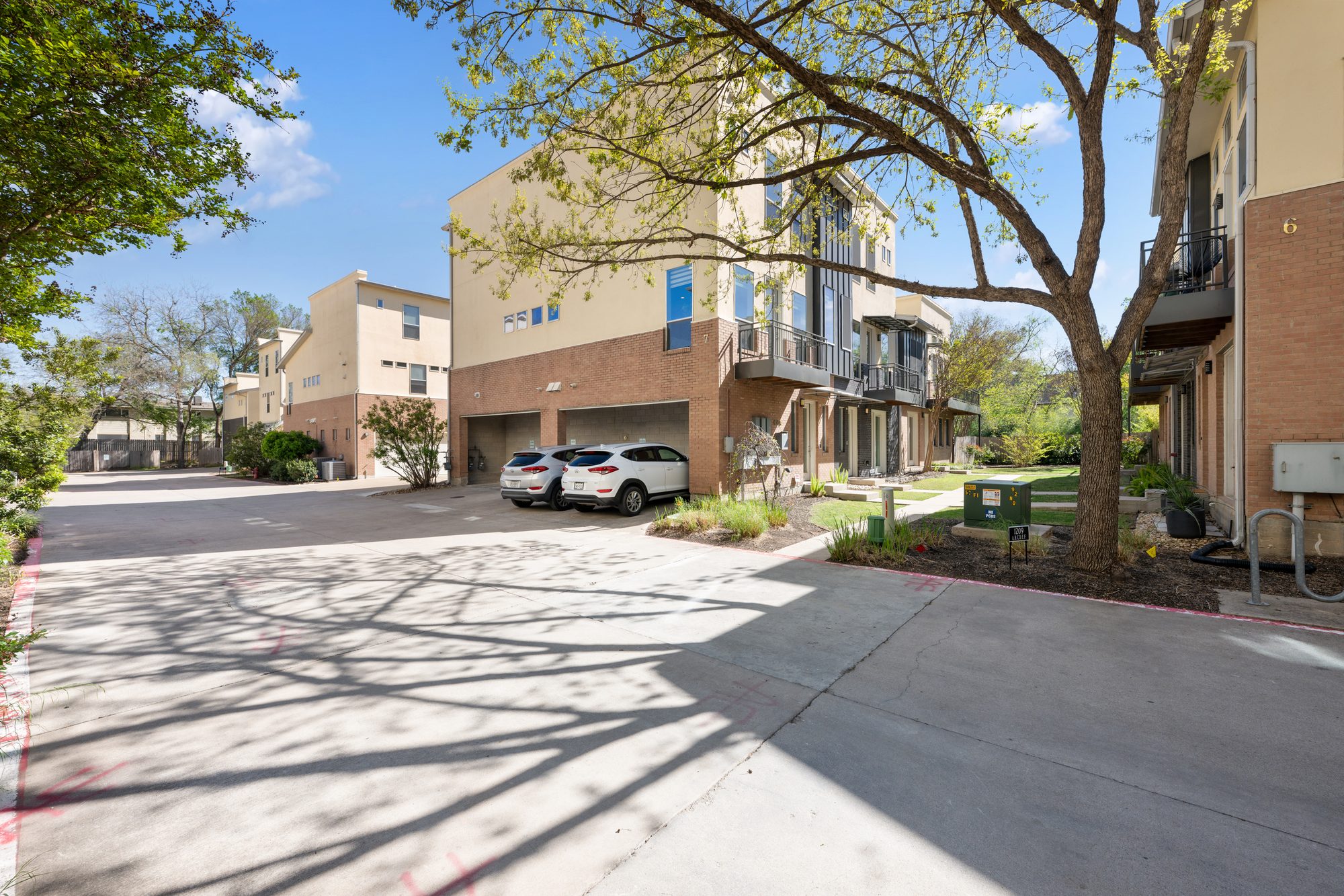 1209 Kinney Ave, Unit D photo 3